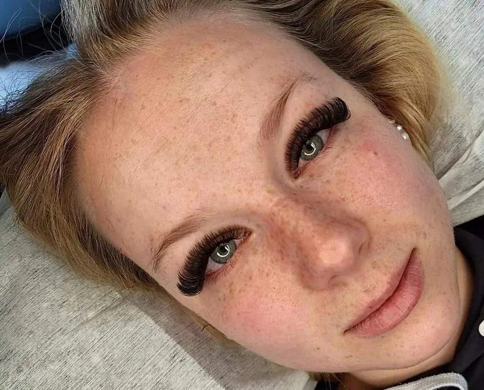 Wimpernverlaengerung Medium Volumen